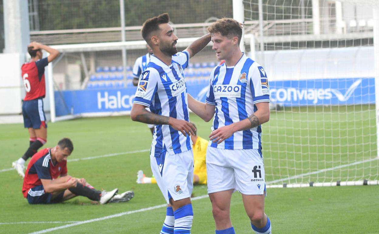 Brais Méndez felicita a Jorge Aguirre tras marcar el gol de la victoria ante Osasuna.