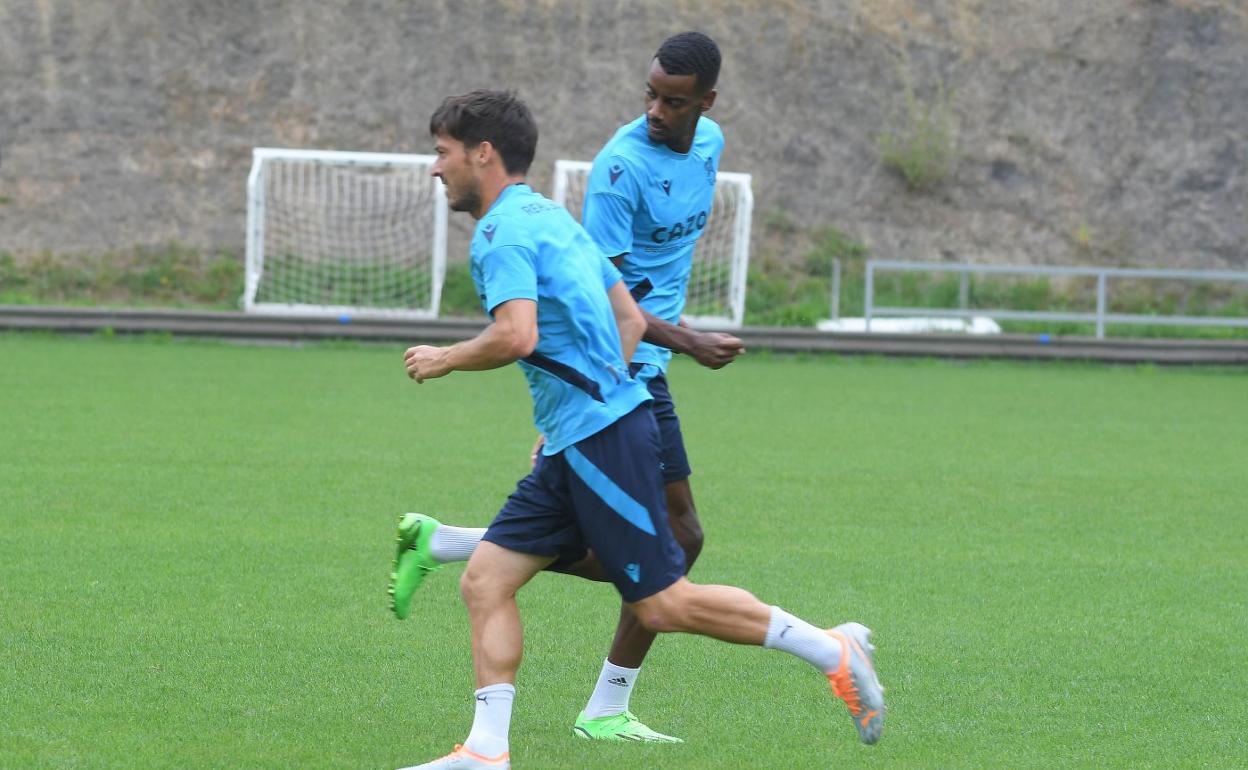 Silva e Isak se ejercitaron este lunes al margen del grupo en el campo número dos de las instalaciones de Zubieta. 