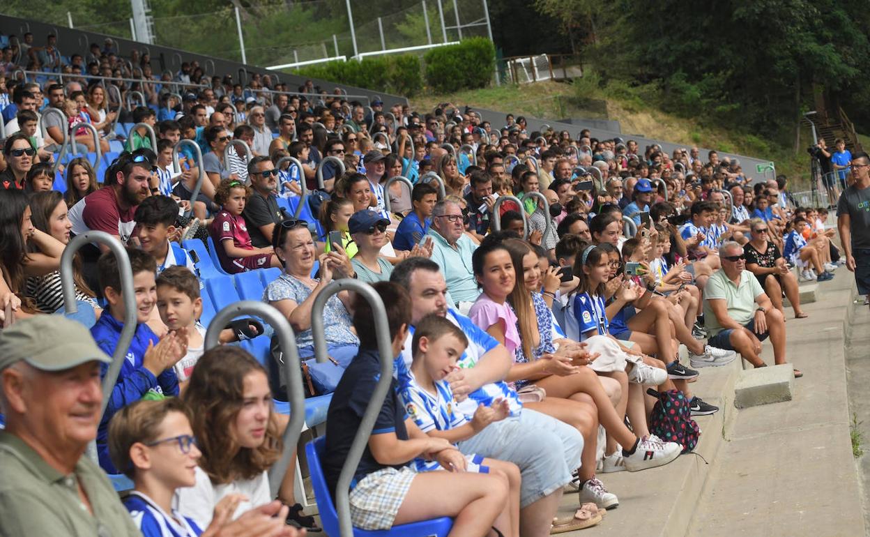 El campo José Luis Orbegozo de Zubieta ha registrado este lunes una gran afluencia de seguidores de la Real Sociedad.