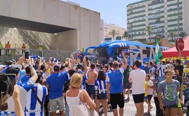 Cádiz - Real Sociedad: Cientos de aficionados txuri-urdin, en la llegada del autobús a Cádiz