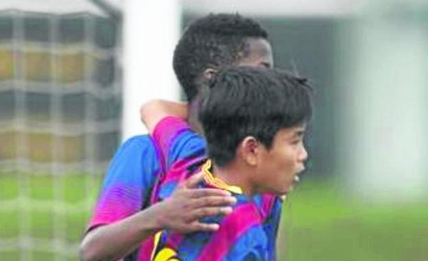 Ansu Fati y Take Kubo en un partidocon el Barcelona en categoría Infantil.