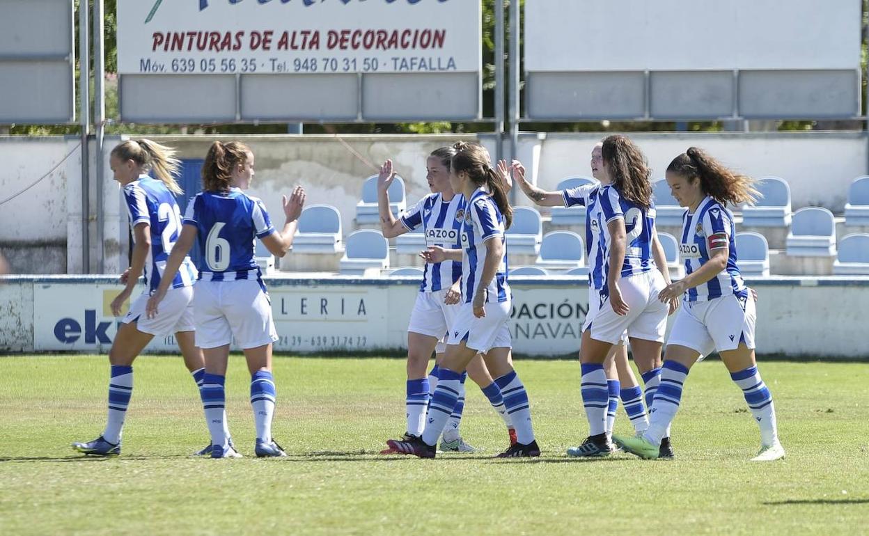 Las jugadoras de la Real Sociedad celebran el gol