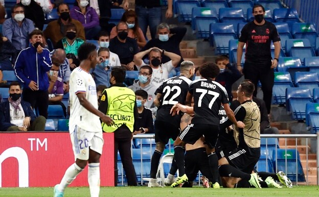 Los futbolistas del Sheriff celebran un gol en el Santiago Bernabéu la pasada temporada. 