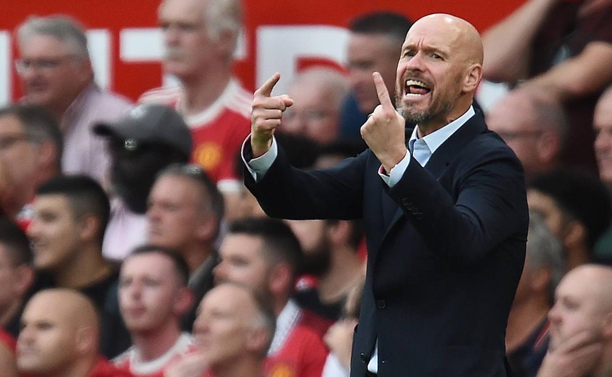 El entrenador del Manchester United, Ten Hag, da instrucciones a sus jugadores durante el último encuentro ante el Arsenal.