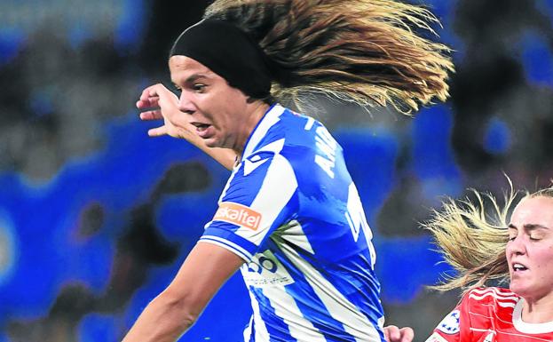 Andreia Jacinto, zancadilleada por Stanway. 