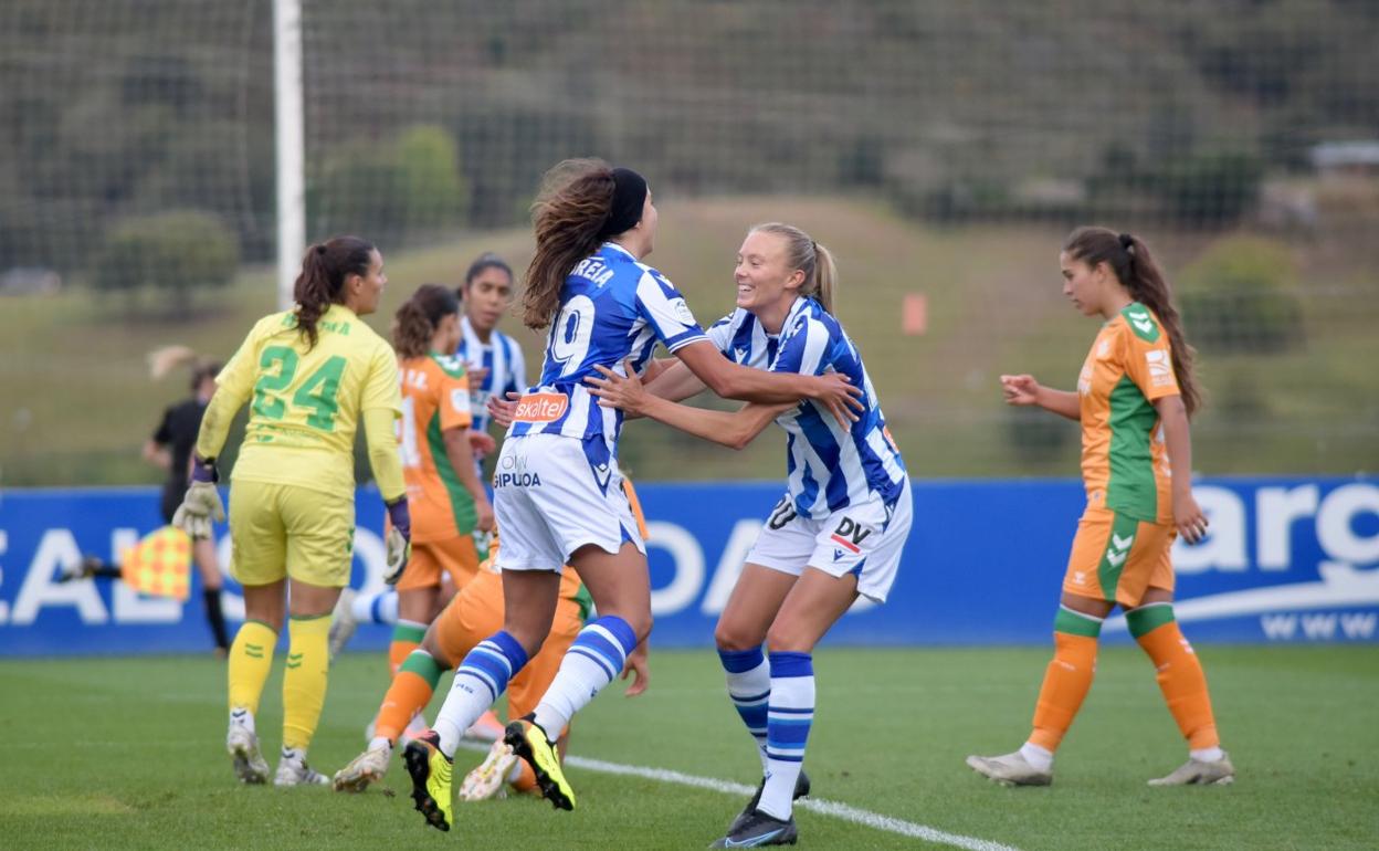 Jensen acude a felicitar a Andreia Jacinto tras el gol de la portuguesa que supone el empate definitivo. 