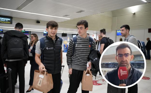 Los jugadores de la Real, en el aeropuerto de Vitoria. 