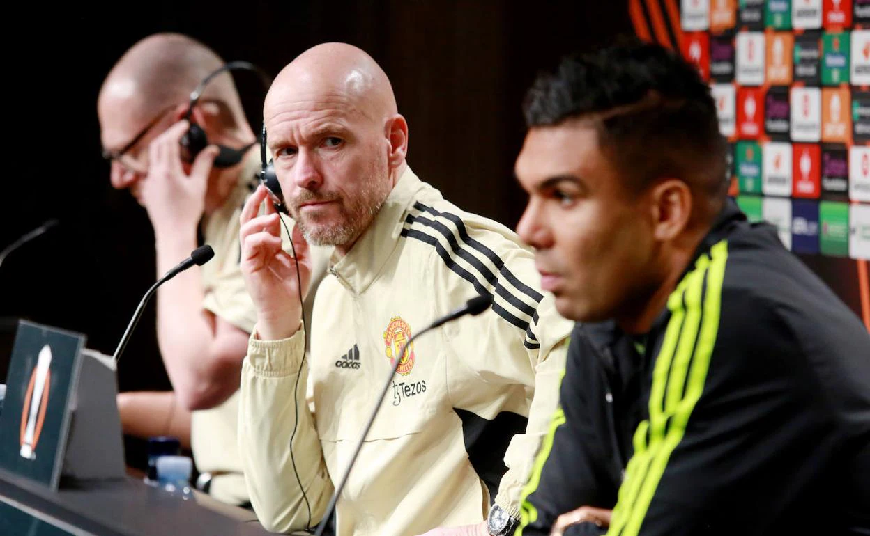 Erik Ten Hag y Casemiro, en rueda de prensa. 