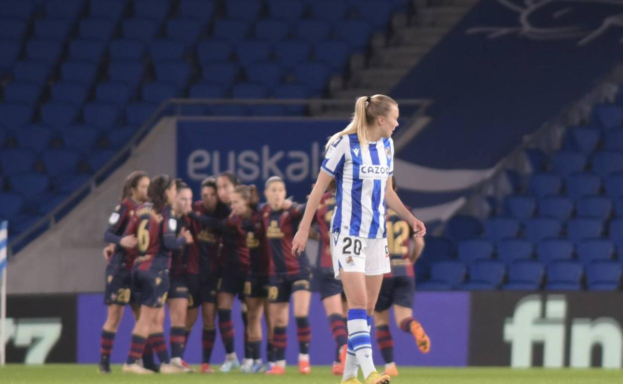 Las futbolistas granotas celebran uno de los tantos ante la realista Jensen. 