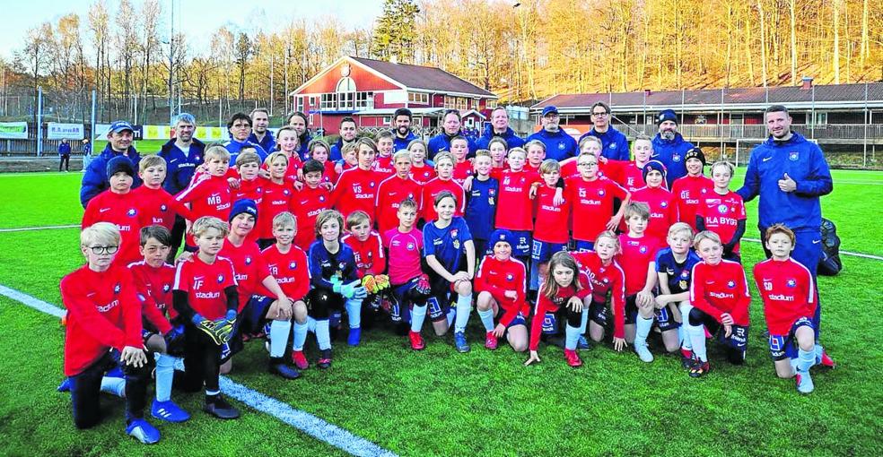 Técnicos de la Real en el campo de entrenamiento del OIS Goteborg, club con el que colabora desde hace años.