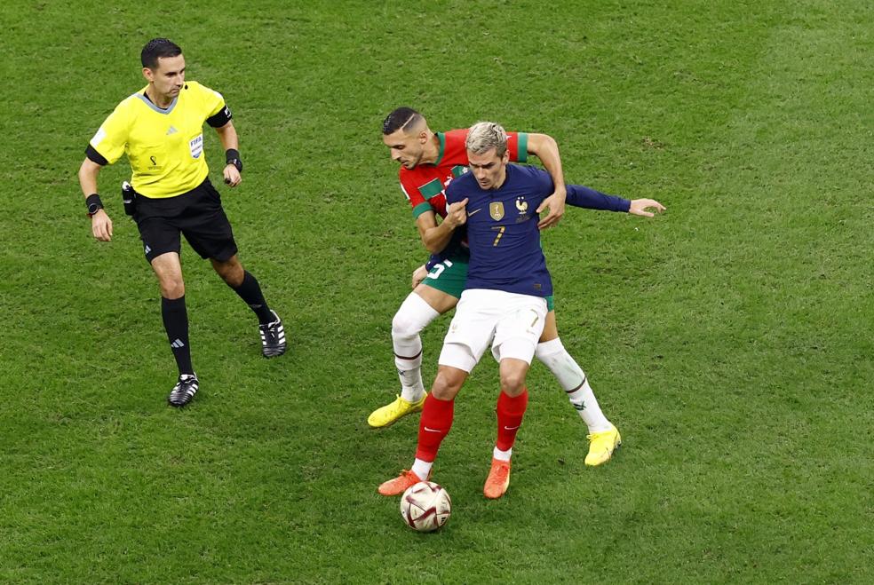 Brújula. Griezmann trata de controlar un balón ante un adversario marroquí. 