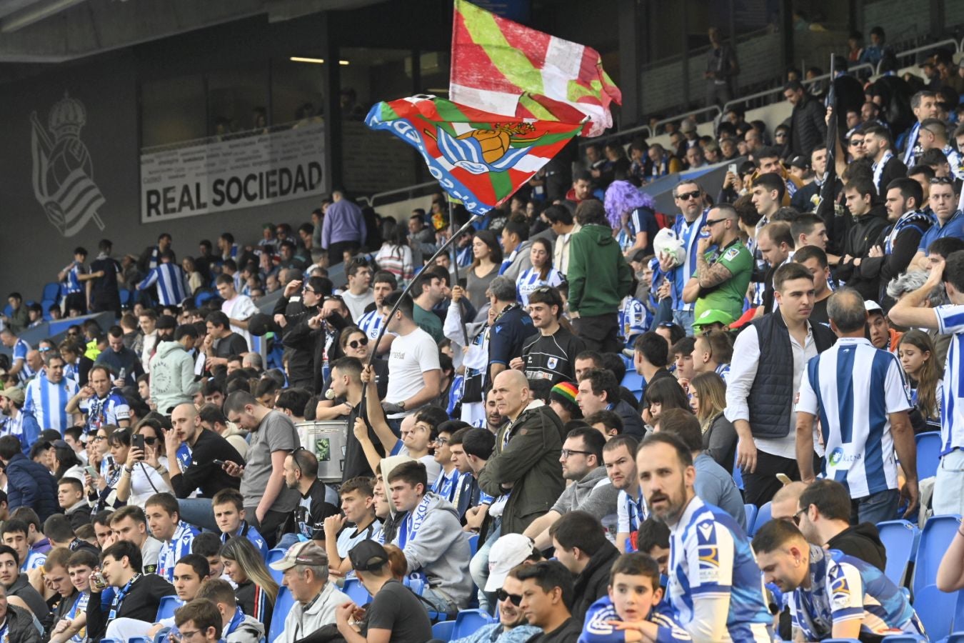 ¿Has estado en la grada? Búscate en nuestras fotos