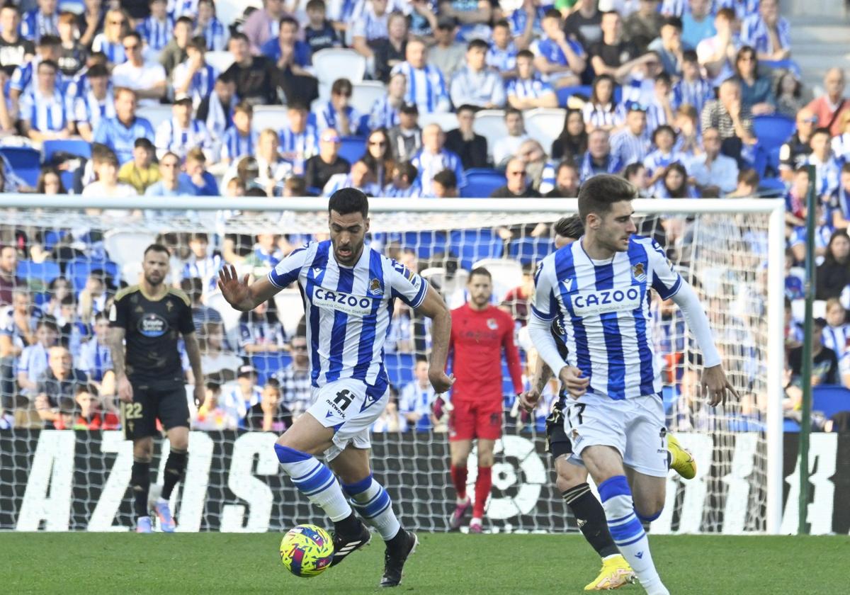 Mikel Merino conduce el balón en la segunda parte del partido contra el Celta con Robert Navarro por delante de él.