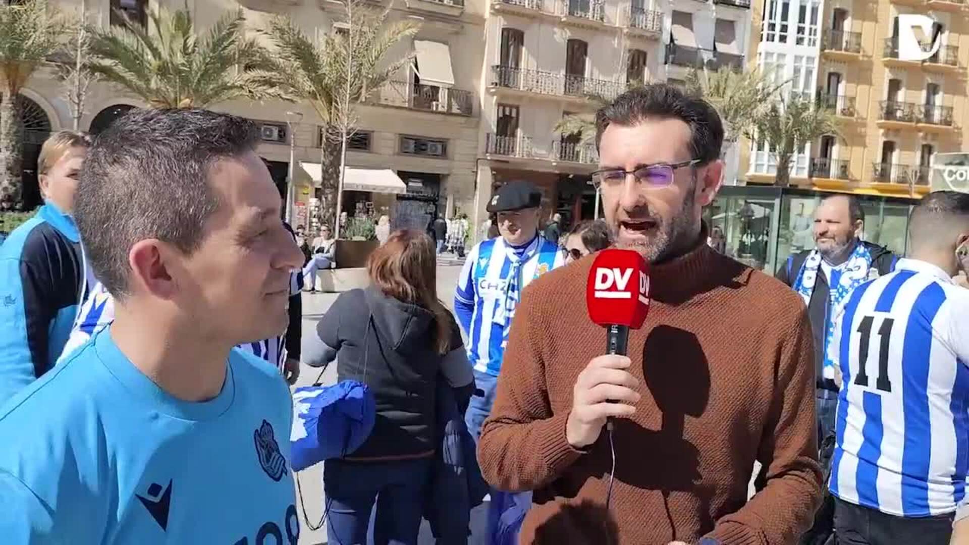 La afición de la Real Sociedad calienta motores en Valencia