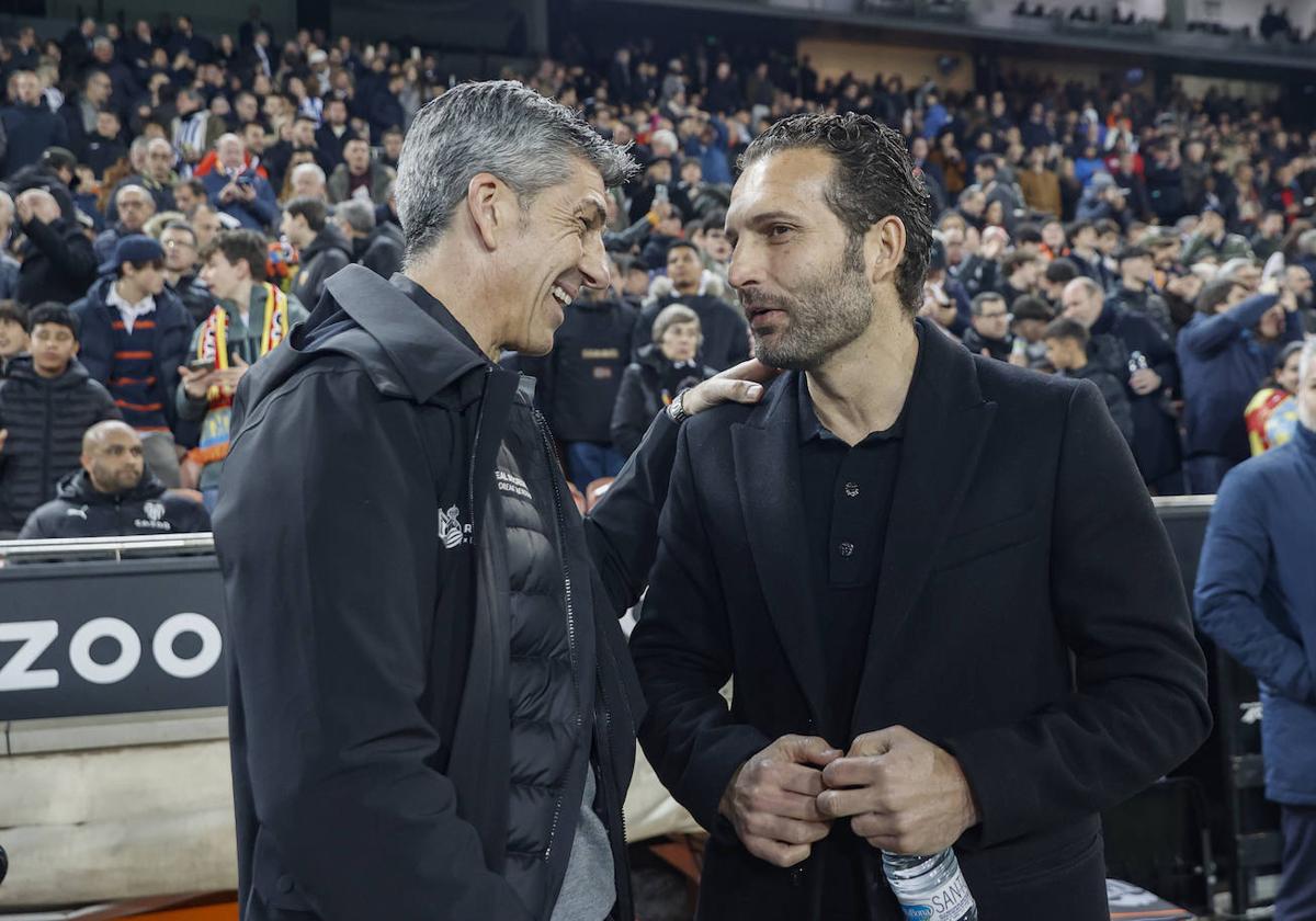 Imanol Alguacil y Rubén Baraja se saludan antes del partido.