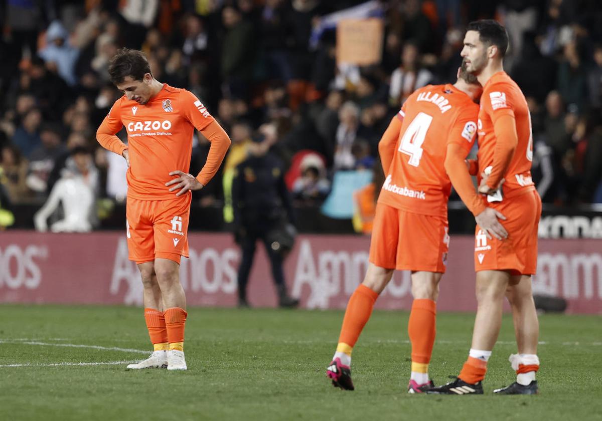 Oyarzabal, Illarramendi y Merino se lamentan tras consumarse la derrota en Mestalla.