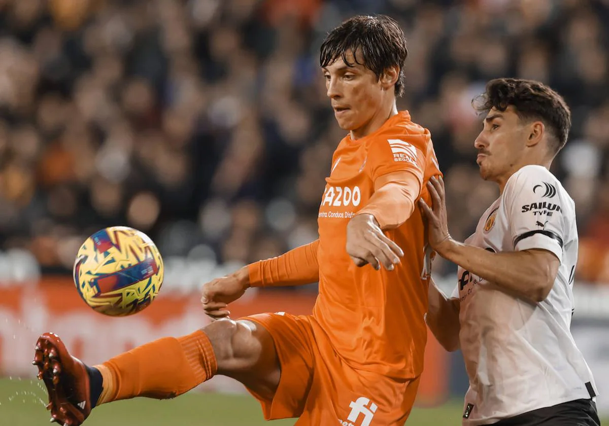 Le Normand se anticipa a Almeida, ayer en Mestalla.