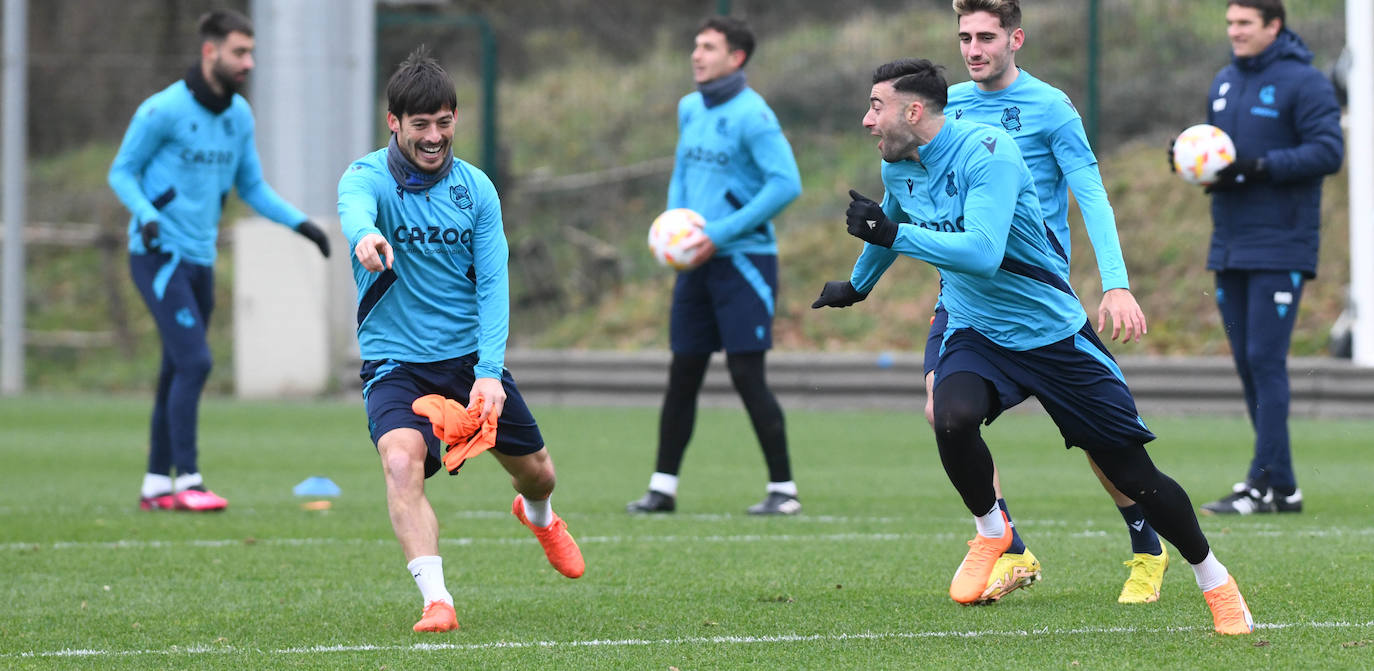 David Silva bromea con Diego Rico durante un entrenamiento en Zubieta.