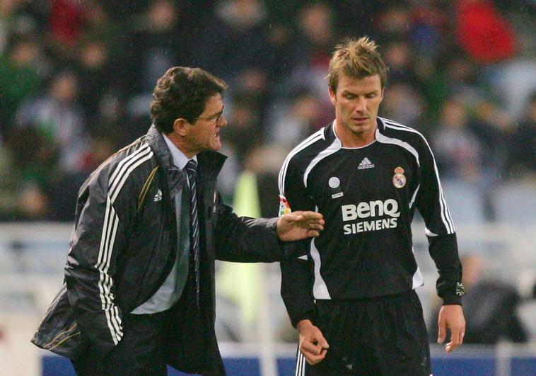 Fabio Capello da instrucciones a David Beckham en Anoeta en 2007.