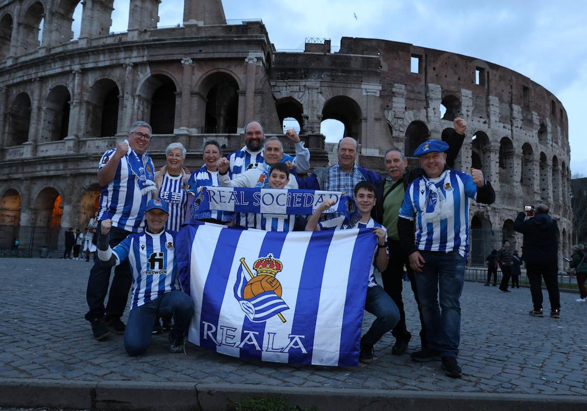 Un grupo de seguidores txuri-urdin, con el Coliseo de fondo.