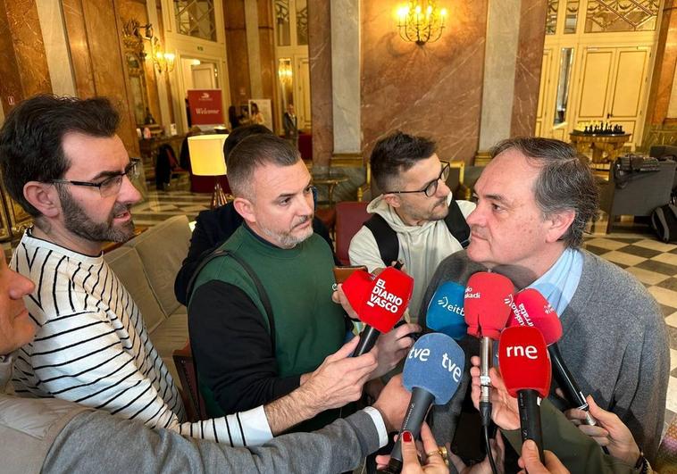 Jokin Aperribay, presidente de la Real Sociedad, atiende a los medios de comunicación desplazados a Roma en el hotel de concentración del club.