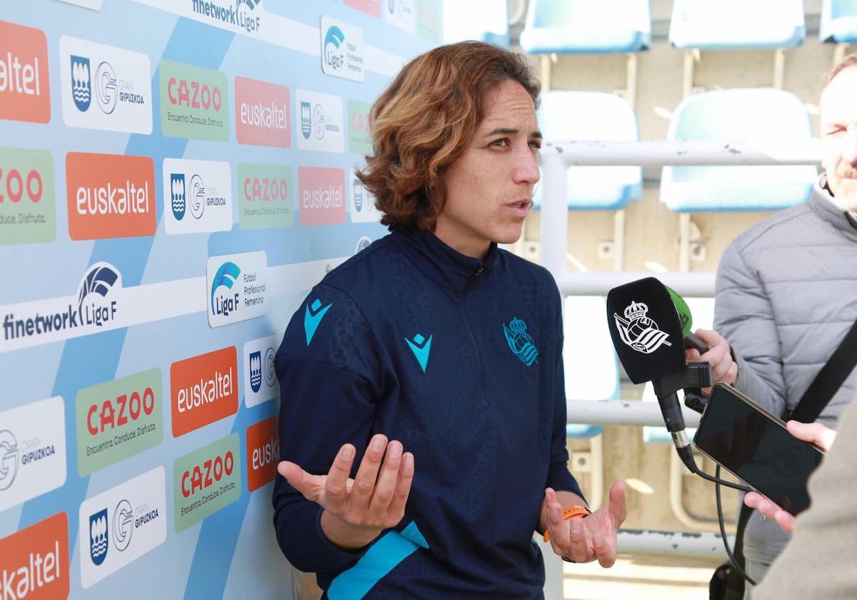 Natalia Arroyo atiende a los medios esta mañana en Zubieta.