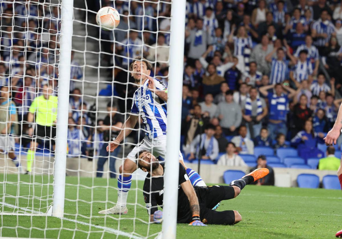 Mikel Oyarzabal observa cómo su remate se va al larguero.