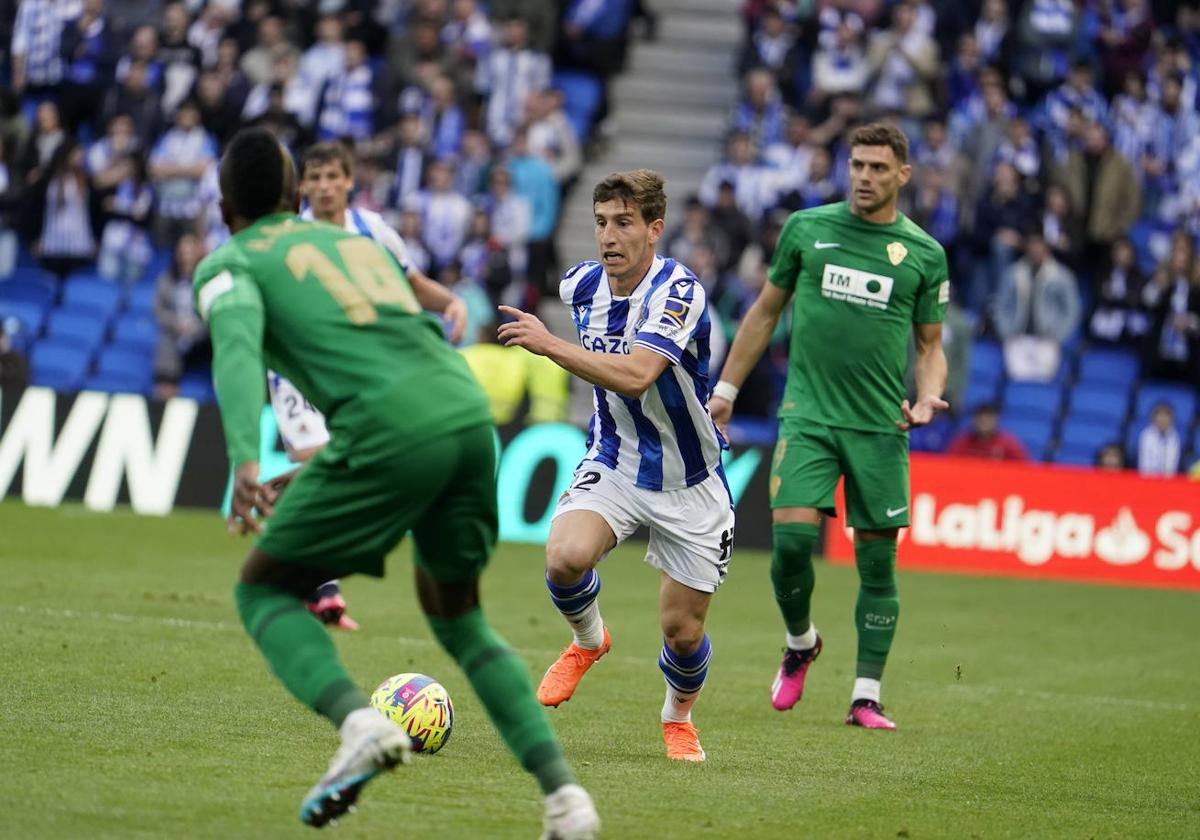 Aihen Muñoz avanza con el balón.
