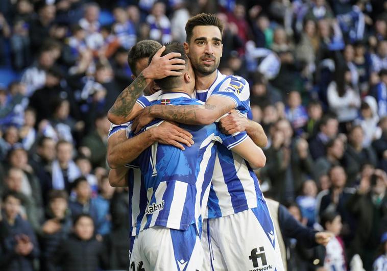 Brais Méndez abraza a Barrenetxea después de que este anotara el segundo tanto frente al Elche en Anoeta la pasada jornada.