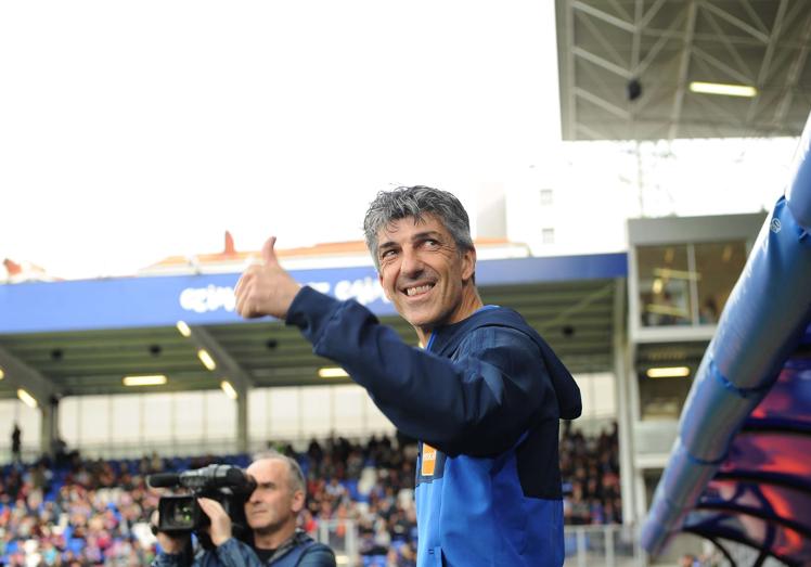 Imagen principal - Imanol, en su primer partido como entrenador en Ipurua. Con Merino en Zubieta y abrazando a Portu tras la final de Copa.