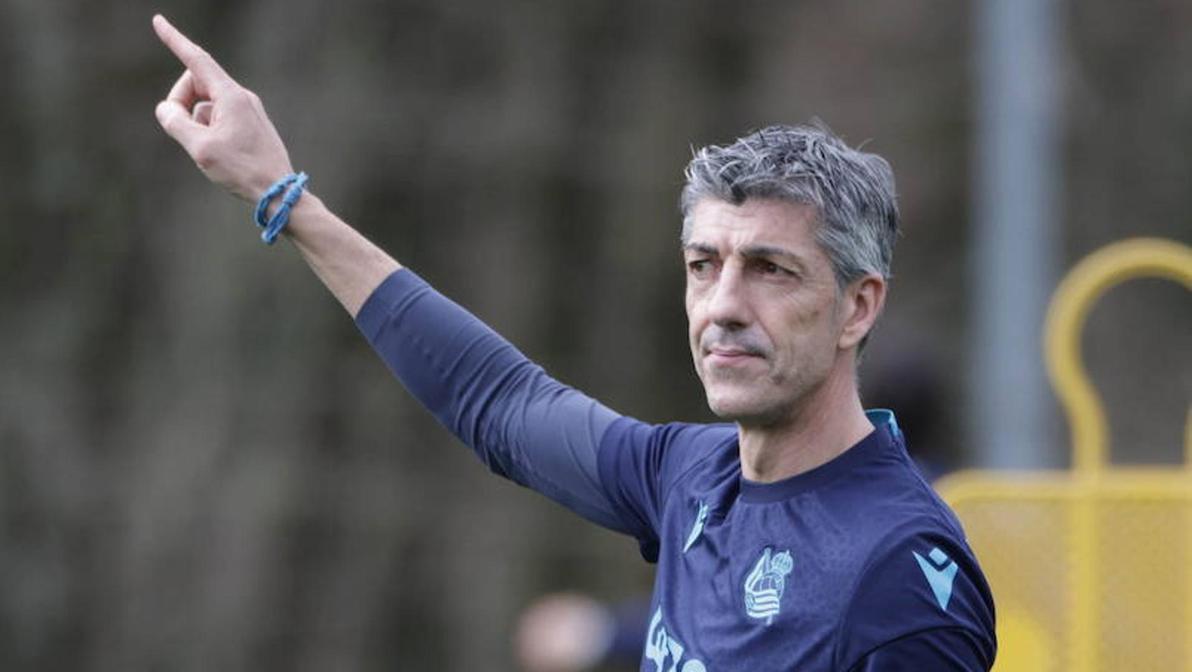 Líder. Imanol da una orden a sus jugadores en un entrenamiento en Zubieta.