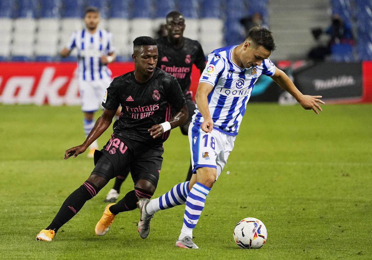 Andoni Gorosabel pugna con Vinicius por un balón.
