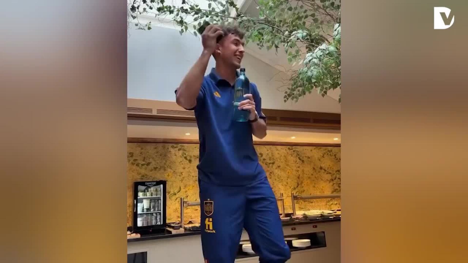 La novatada a Zubimendi de sus compañeros de la selección