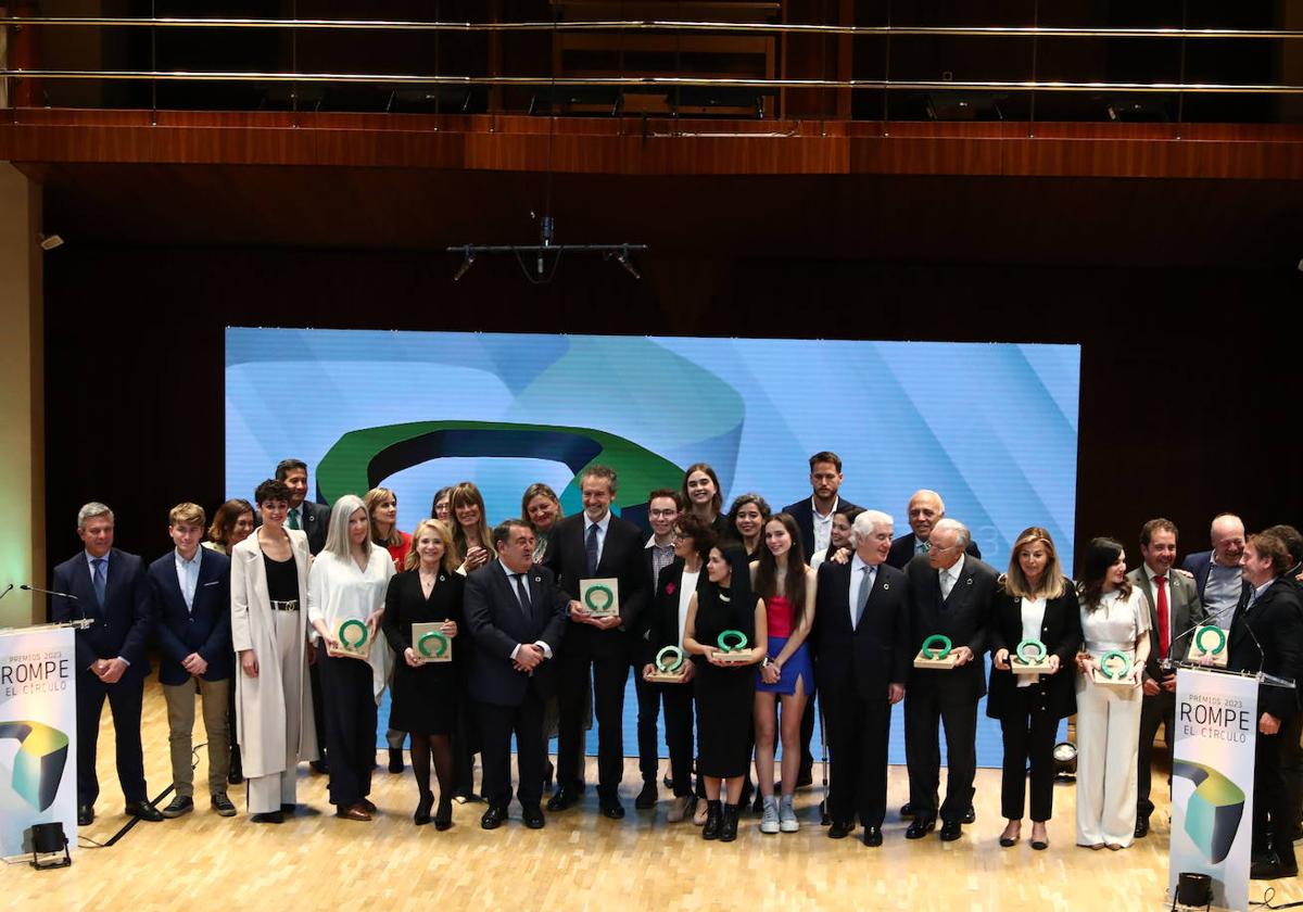 Remiro, en la última fila, junto a autoridades y galardonados.