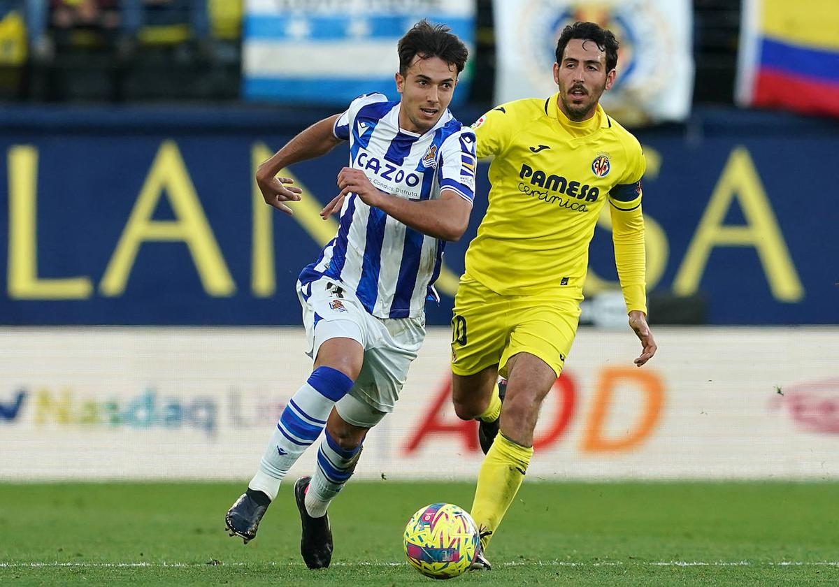 Zubimendi conduce el balón ante la presión de Parejo.