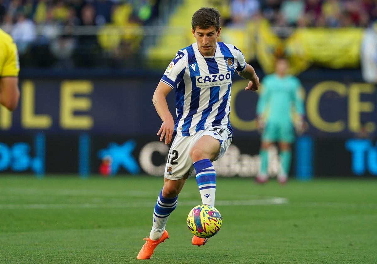 Aihen Muñoz, titular este domingo en La Cerámica, conduce un balón en solitario por la banda.