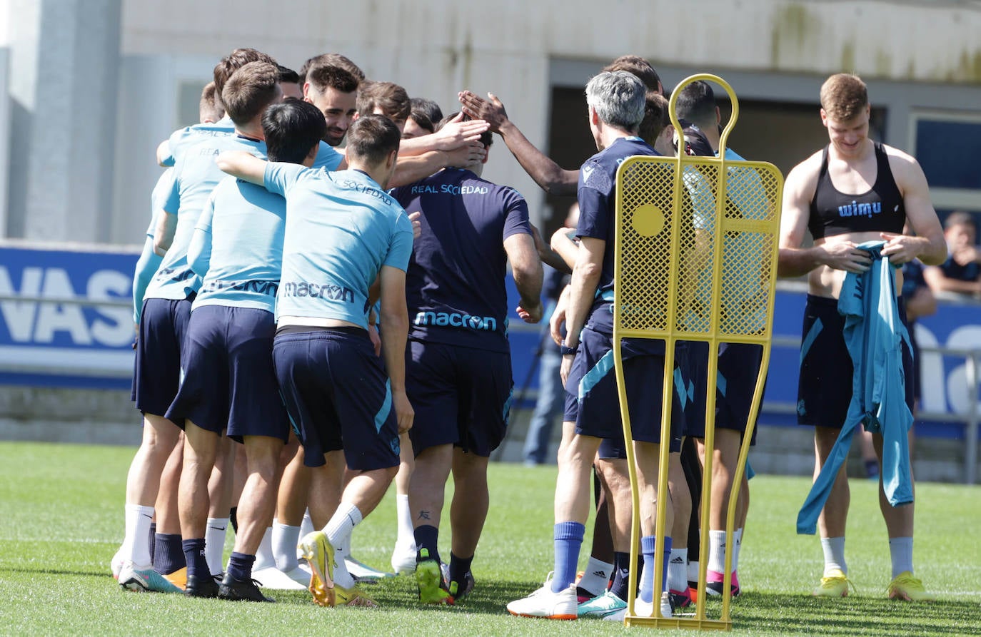 La Real se entrena y se da un baño de masas