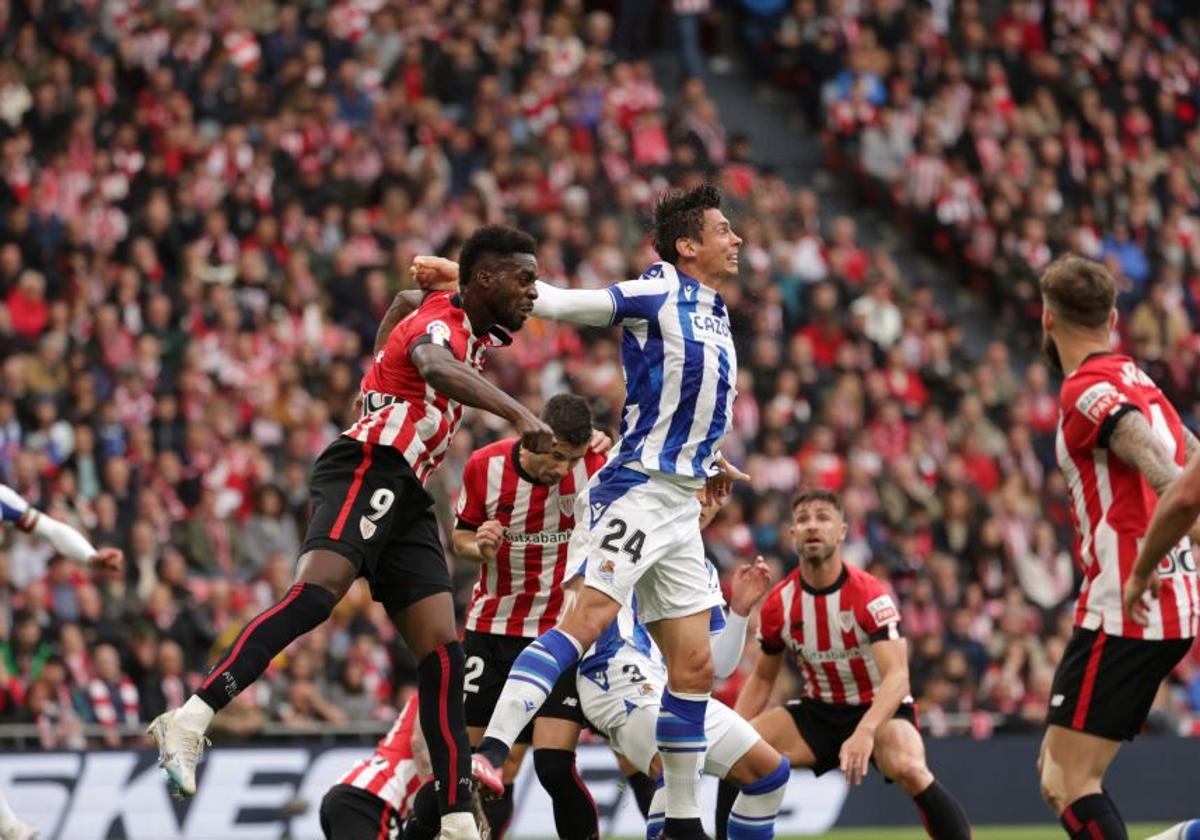 Le Normand pugna con Williams por un balón.