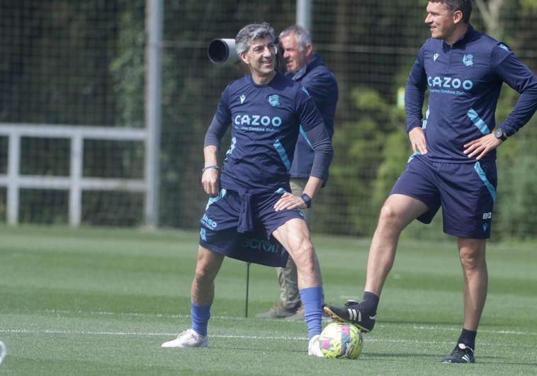 Imanol Alguacil estira junto a Ansotegi durante un entrenamiento de la Real Sociedad en Zubieta.