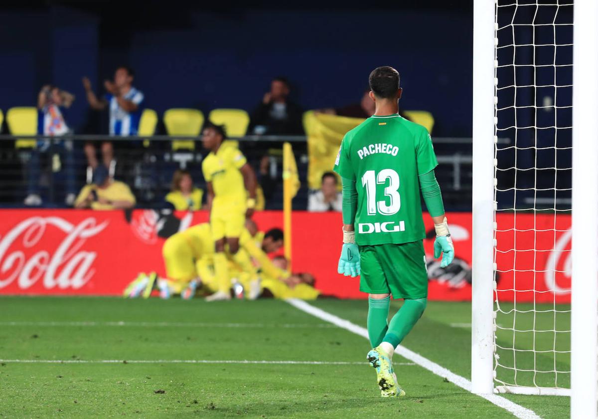 Los jugadores del Villarreal celebran el gol de Nicolas Jackson.