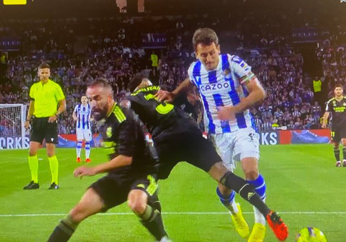 Momento en el que Oyarzabal es derribado por Militão en el área.