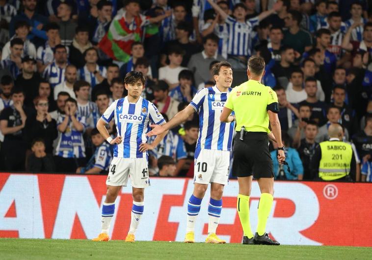 Mikel Oyarzabal protesta al árbitro por lo que consideraba que era un penalti a favor de la Real Sociedad.