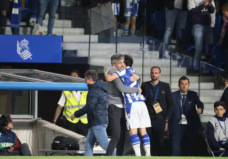 Imanol Alguacil y David Silva se abrazan después de que el canario fuera sustituido en el minuto 89 en el partido entre la Real Sociedad y el Real Madrid en el Reale Arena de este martes.