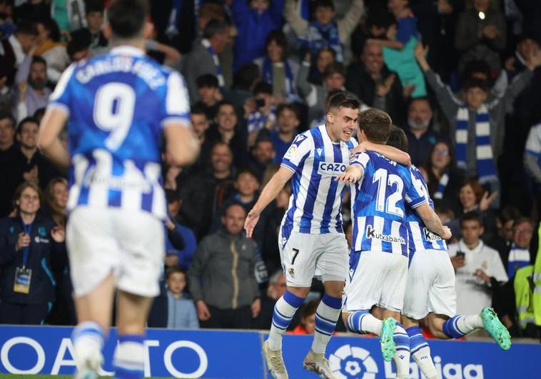 Los jugadores de la Real celebran el gol de Barrenetxea ante el Real Madrid.