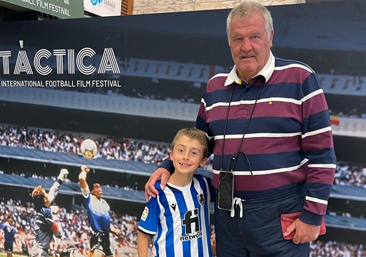 Toshack, con su nieto Mauro vestido de txuri-urdin, en Barcelona.