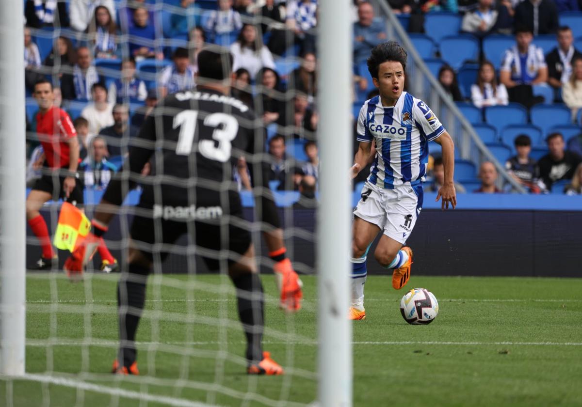 Take Kubo encara la portería del Girona.