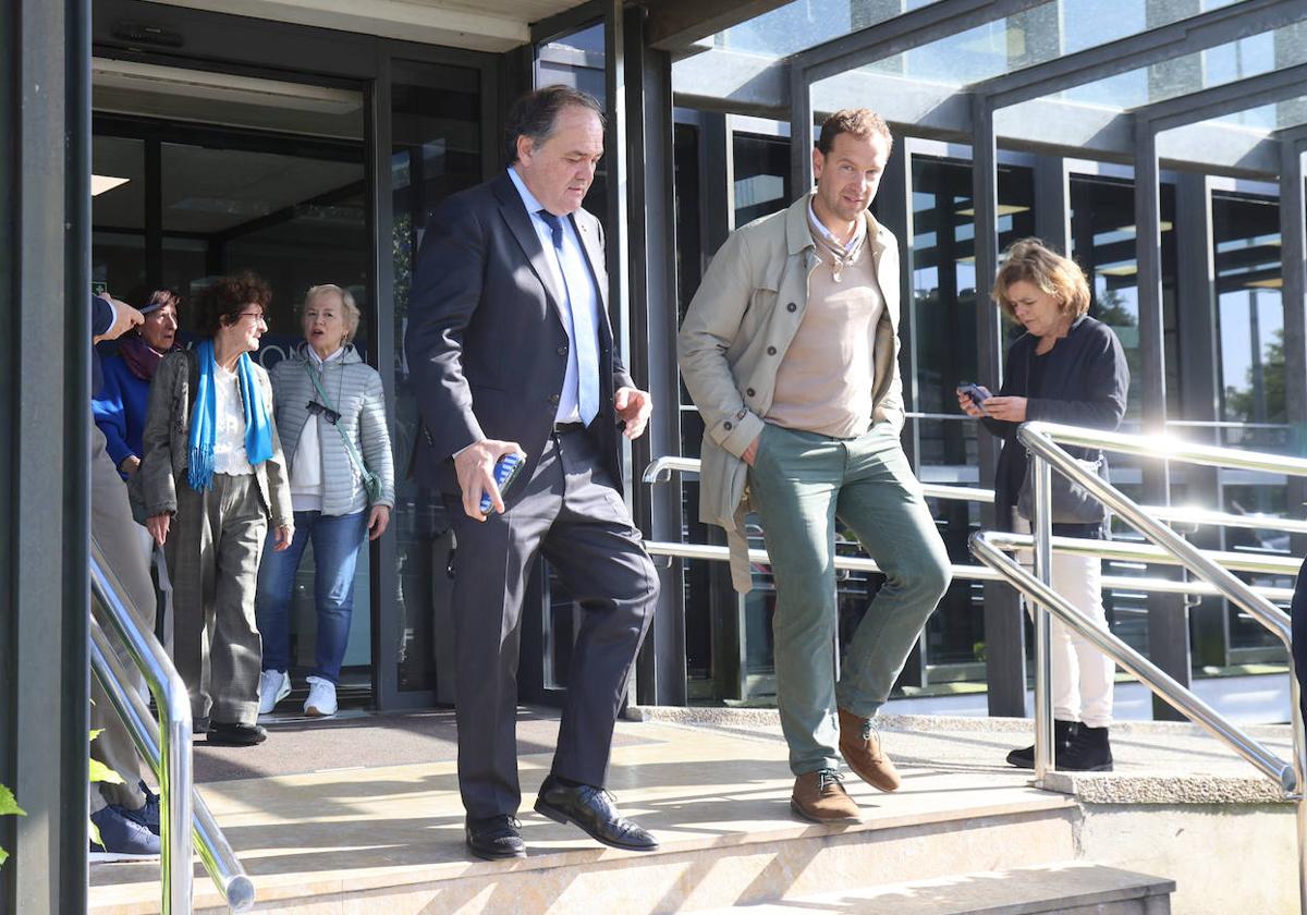 Jokin Aperribay abandona el tanatorio junto a Arconada, responsable de comunicación del club.