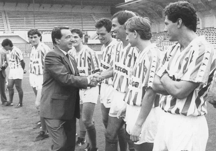 Iñaki Alkiza saluda a Gorriz en la presentación del equipo de la Real Sociedad en la temporada 1990/91.