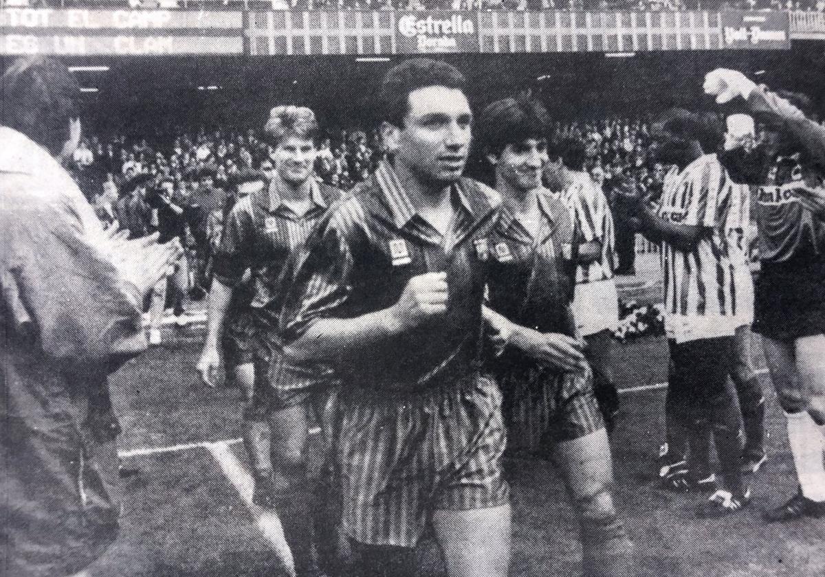 Eusebio, Bakero, Laudrup y Amor son recibidos con un pasillo de los jugadores realistas en mayo de 1991.