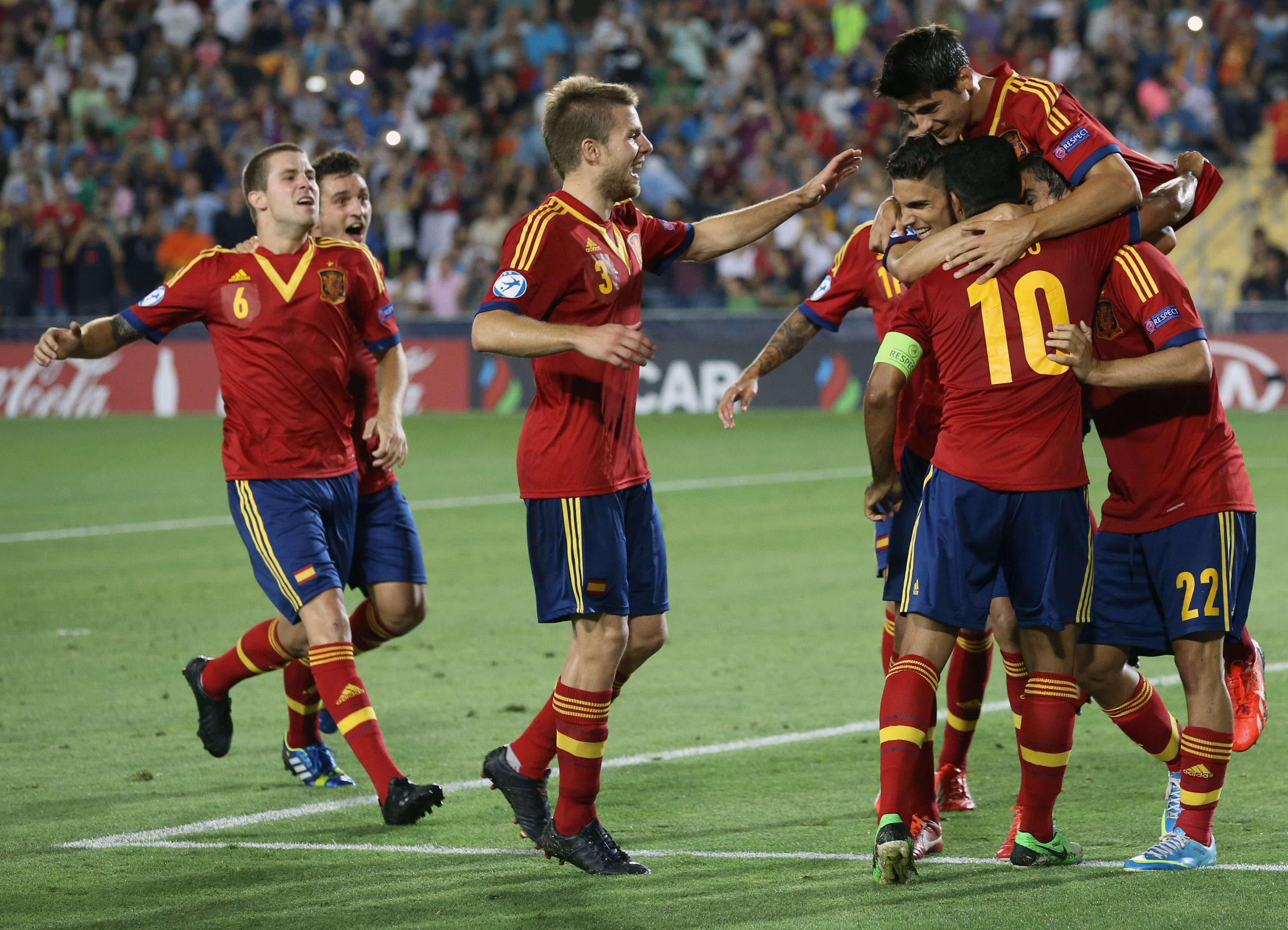 2013: Final del campeonato de Europa de fúbtol sub-21. Iñigo Mártinez y Asier Illarramendi junto a sus compañeros de selección festejando los goles de la final. 